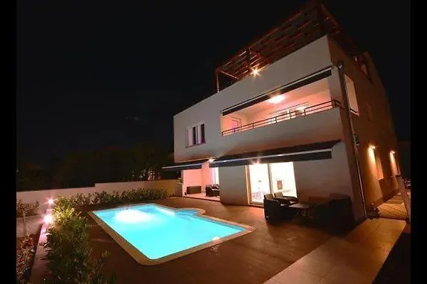 Ferienwohnung Mit Gemeinschaftspool Und Garten Sveti Filip i Jakov Croatia