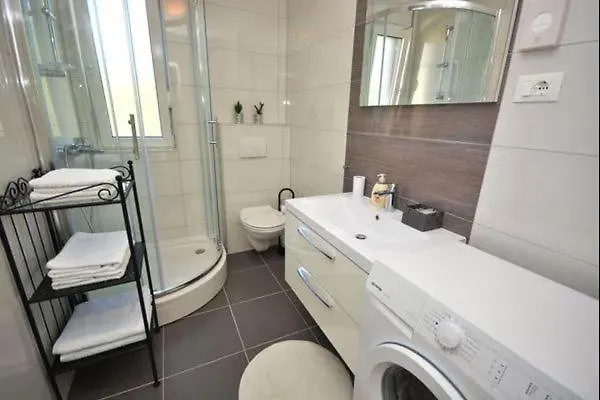 Ferienwohnung Mit Gemeinschaftspool Und Garten Sveti Filip i Jakov Apartment